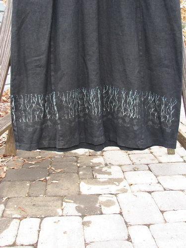2000 Ringlet Dress Grass Row Black Size 1: A black curtain with a white design, featuring serious sectional panels and oversized pockets. The dress has a rounded V-shaped neckline and a widening shape. Made from weighted linen, it is a true find! Bust 50, waist 50, hips 52, length 55 inches.