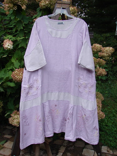 Barclay Linen Contrast Drop Pocket Dress Tiny Flower Heathered Lilac Size 2: A lovely dress with a squared off neckline, widening shape, and flutter flounce. Features shallow drop pockets and a beautifully detailed fabric alternation.