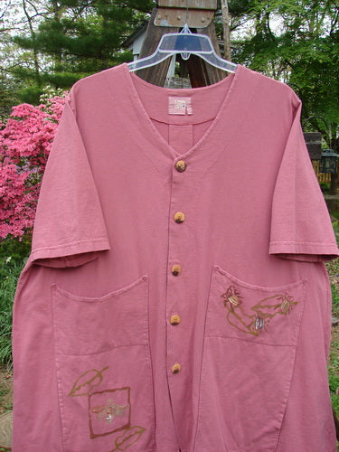 2000 Double Decker Pocket Top Garden Bug Rose Size 2: A pink shirt with oversized pockets stacked on top of each other, pleated back line and swing movement.