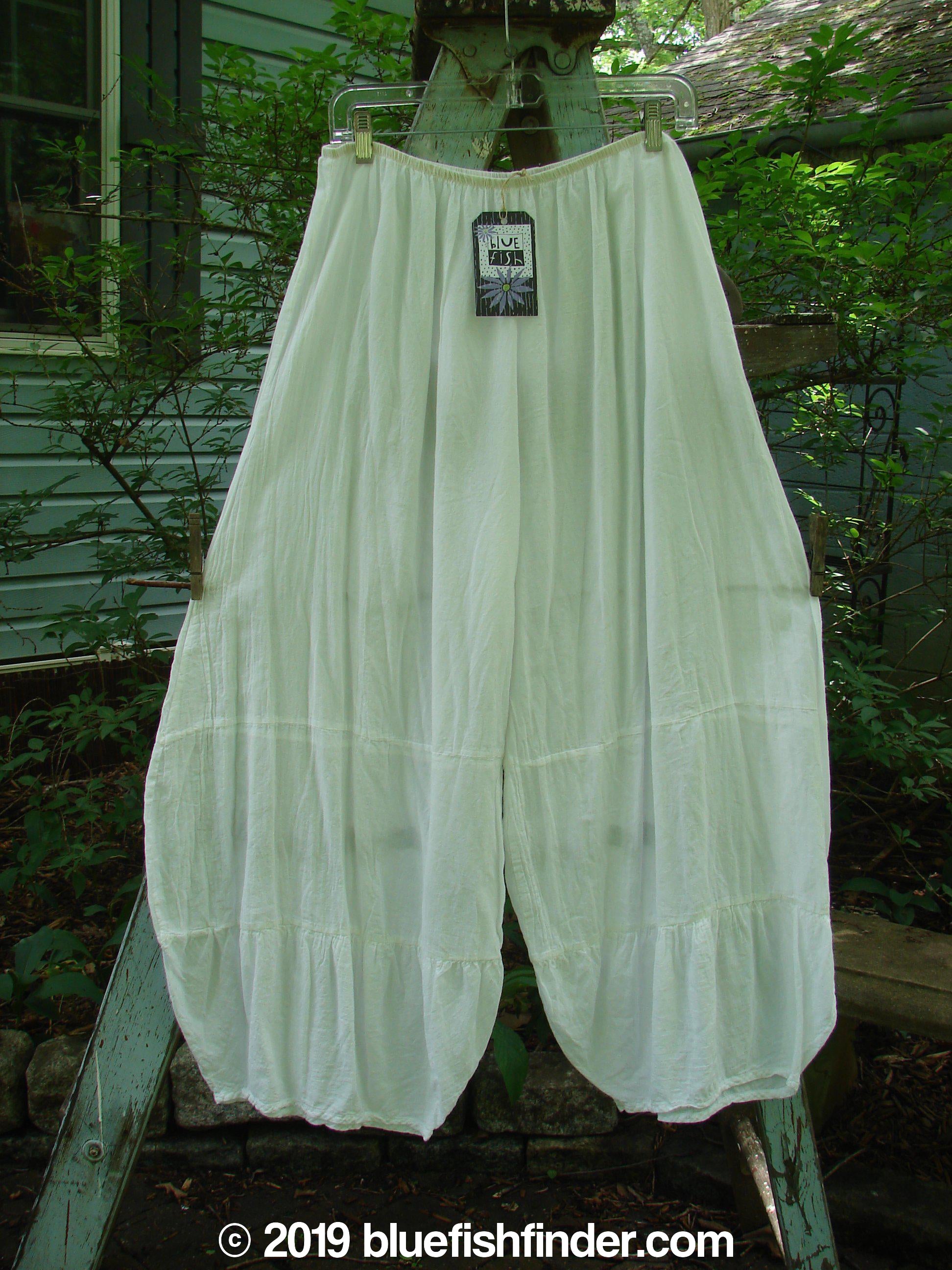 Image alt text: Barclay NWT Batiste Draw Midi Meadow Trio White Size 2 - White pants on a clothesline with a tag and string detail.