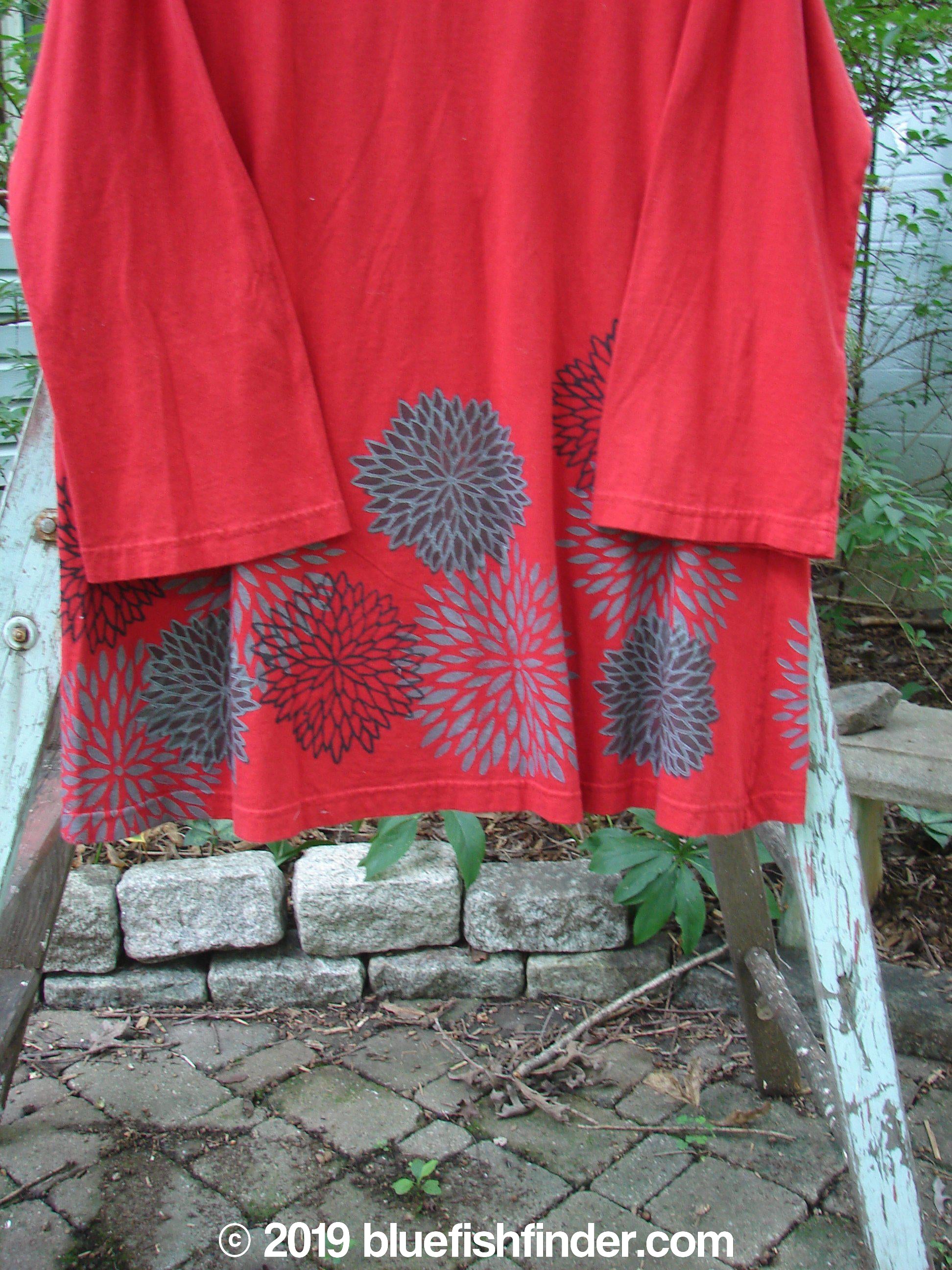 Barclay NWT Reverie Top Chrysanthemum Ruby Size 1: A red shirt with grey flower pattern, featuring a slightly longer shape and boat neckline. Made from mid-weight organic cotton.