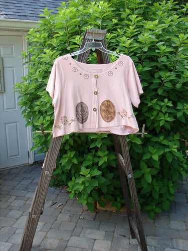 1993 Travel Top Oval Gardens Dried Rose Size 1: Pink shirt on wooden ladder with close-up of plant. Perfect condition cotton crop top with scoop neckline, button accents, and Blue Fish patch. Ideal for layering.