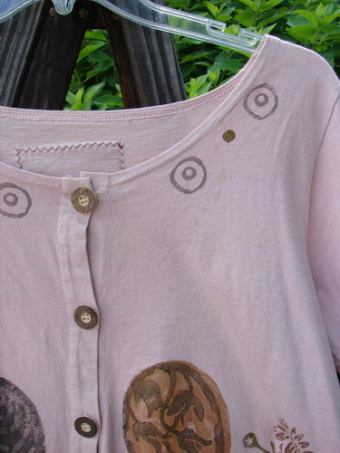 1993 Travel Top Oval Gardens Dried Rose Size 1: A pink shirt with circles and buttons. Great crop and layering piece for a tiered look!