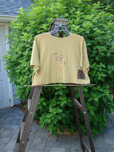 1992 Short Sleeved Crop Tee Top Grape Vine Camino OSFA: A vintage t-shirt with a rolled neckline, grape and vine theme paint, and tiny leaves along the border.