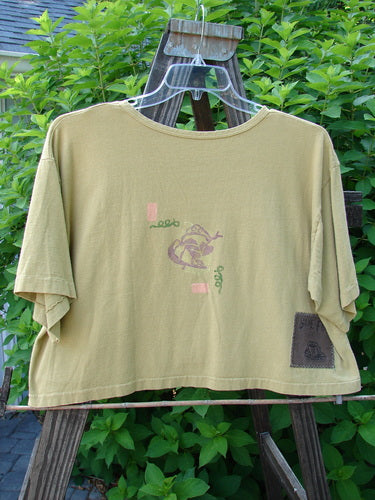 1992 Short Sleeved Crop Tee Top Grape Vine Camino OSFA: A vintage t-shirt featuring a grape and vine theme design, with tiny leaves along the border. Made from mid-weight cotton, this collectible tee has a slightly thicker rolled neckline. Perfect one size condition.