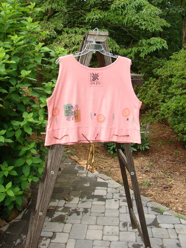 1992 Camisette Top Fish Pink Clover OSFA: A pink shirt on a clothes rack with a swingy hemline and a butterfly design.