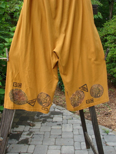 1993 Garden Pant Swirl Circle Oro Size 1: Funky cotton shorts with vintage swirl circle theme paint, side ties, and deep bushel pockets.