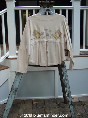 Image: A white shirt with a floral design on a hanger.

Alt text: 1999 Coffee Top Flowerpot Tea Dye Floral Size 2: White shirt with floral design on hanger.