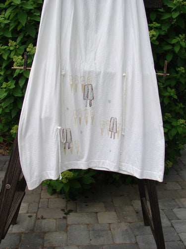 2000 Side Pocket Skirt Summer Treat White Size 2: A white skirt with a side pocket, featuring a summer treat theme paint design.