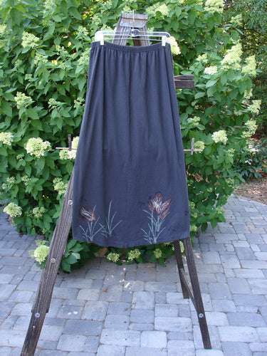 1998 Botanicals Corolla Skirt Plante Raven Size 2: A slenderizing skirt with a full elastic waistband and upward scooped front hemline. Made from organic cotton, it features a beautiful botanical plant theme.