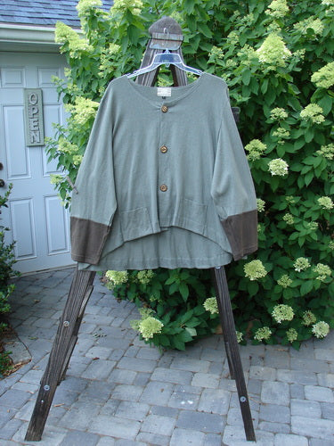 2000 Cotton Hemp Philos Jacket Unpainted Loden Size 2: A green shirt on a swinger, a jacket on a rack, a long-sleeved shirt on a swinger.